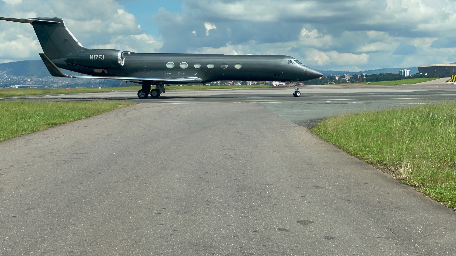 Black Gulfstream N17FJ on taxiway